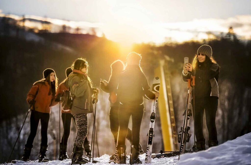 grupo esquiando en un centro de esquí