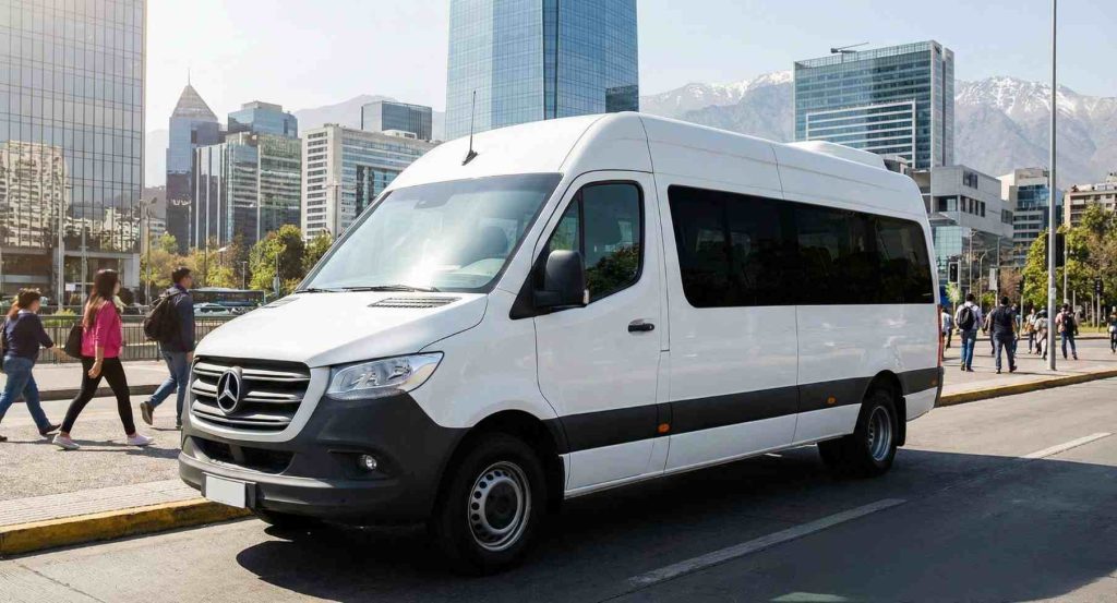 van blanca para el traslado de personal