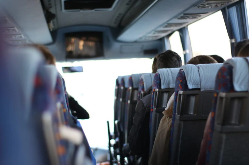 Protocolos de Seguridad en Traslado de Personal: Normativas que Garantizan Trayectos Seguros