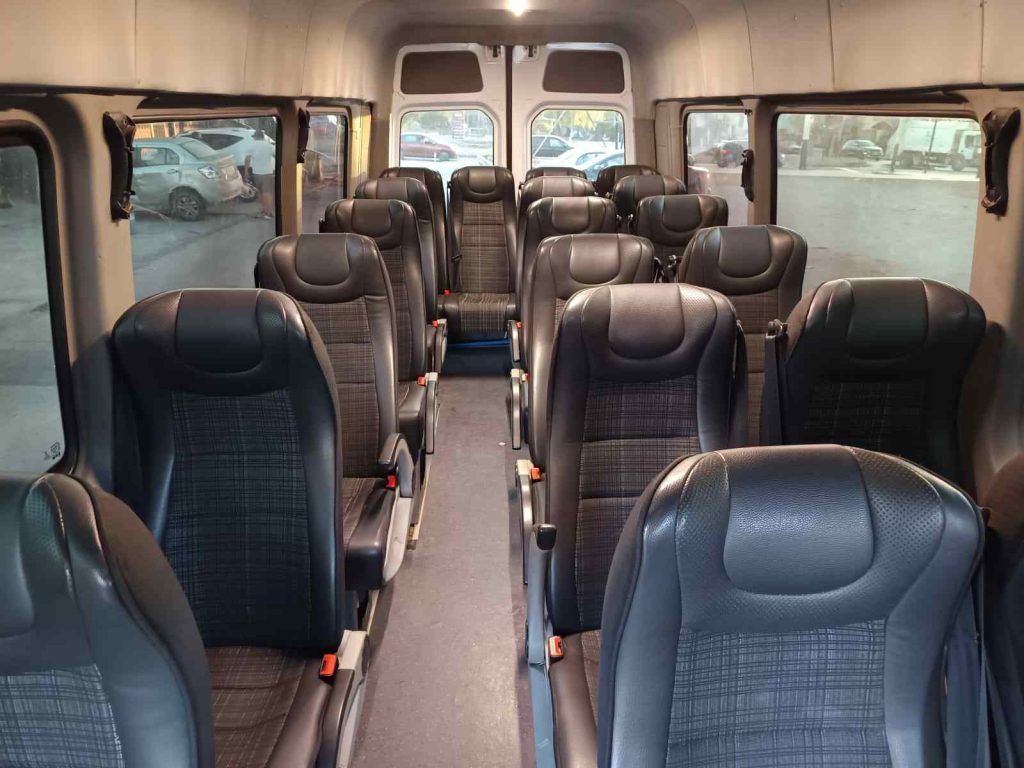 Interior de un minibus de transporte de personal