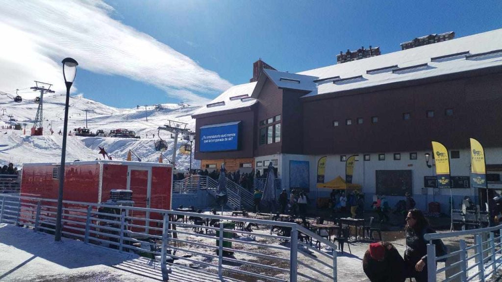 Base de Valle Nevado en temporada de esquí, con andariveles, nieve y visitantes en el centro del resort